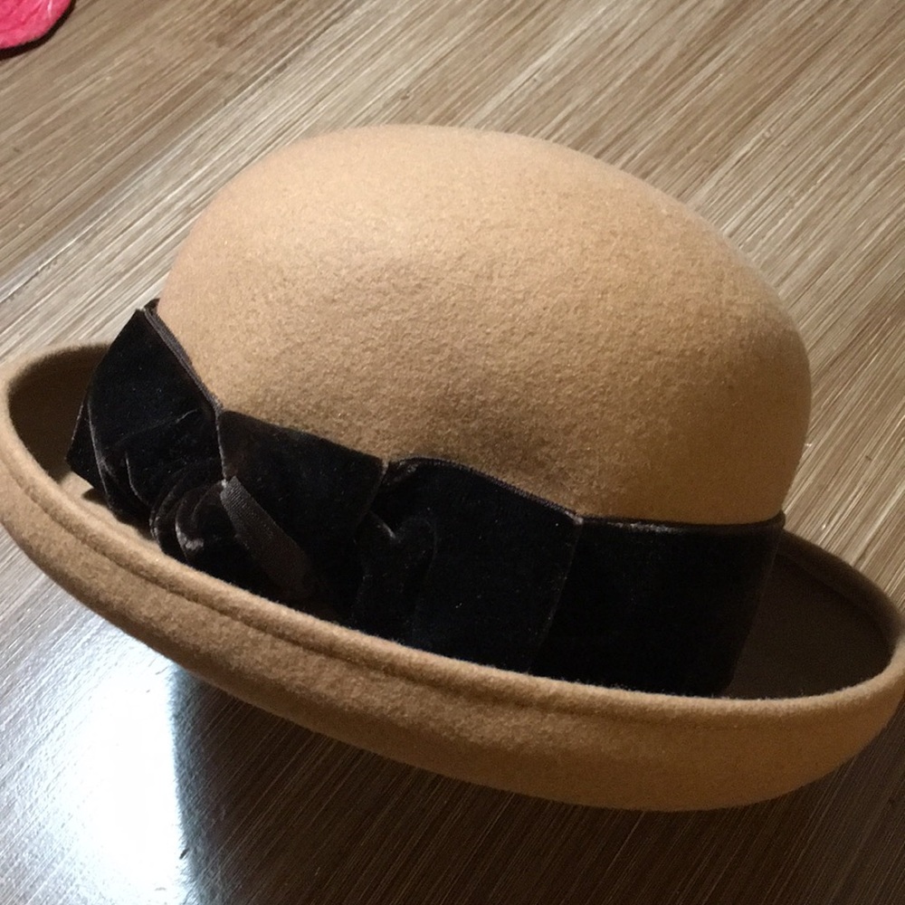 Camel wool hat with brown velvet bow